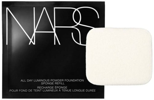NARS-logotypbox, svamp och beskrivning av puderfoundationspåfyllning ingår.