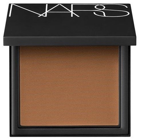 En NARS sminkkompakt med brunt puder och ett svart lock med vitt text.