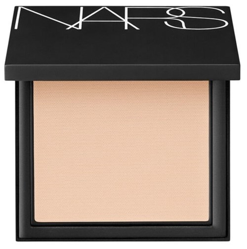 Det här är ett NARS puderkompakt med beige pressad puder inuti.