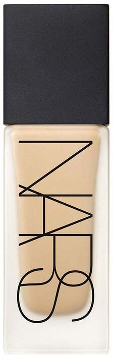 NARS-logo på en hvit og svart sminkeemballasje.