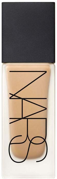 NARS flytende foundation i en klar flaske med svart lokk, etikett med store svarte bokstaver.