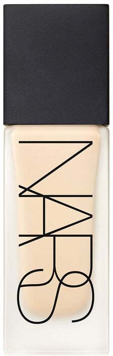 NARS-logo på svart lokk med hvit bunn. Klart merkenavn i svarte bokstaver, enkel og moderne design.
