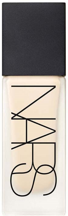 NARS-logo på en svart og hvit beholder med flytende foundation eller concealer.