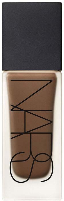 Dette er en kosmetikkbeholder med ordet NARS inni, med en mørk lokk og beige væske inni.
