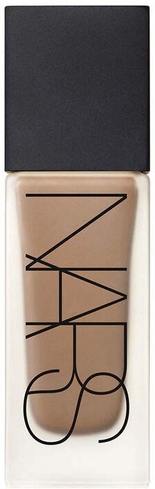 NARS flytende concealeren i en gjennomsiktig tube med svart lokk og svart tekst.