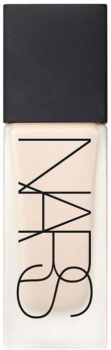 NARS-Logo på en svart og hvit produktbeholder. Enkel og moderne design.
