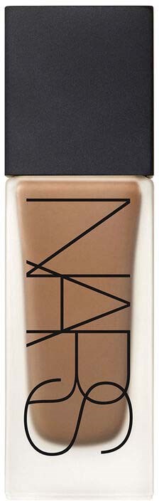 NARS flytande foundation med svart lock och stor genomskinlig flaska som visar varumärket.