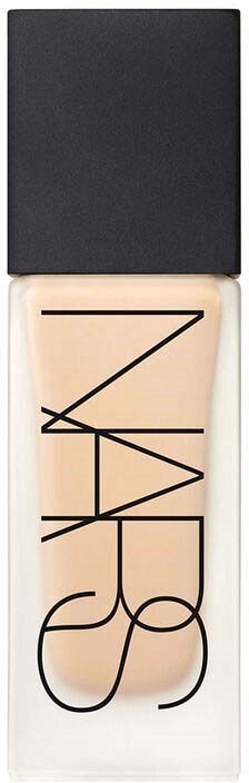 En flaske med NARS foundation eller concealer med svart lokk og klar kropp som viser merket.