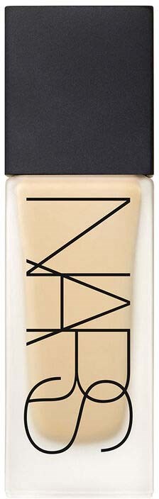 En NARS leppglans med svart skrift og svart lokk, inneholder lysfarget gloss.