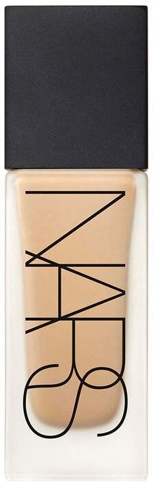 NARS-logo skrevet vertikalt på en beige leppepomade med svart hette.