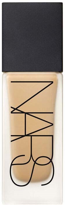 NARS flytende foundation med svart lokk og stor logo tekst på flaska.
