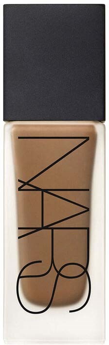 NARS-merke på en beige leppestiftbeholder med svart skrift. Beholder med svart hette. Logoen er i store bokstaver.