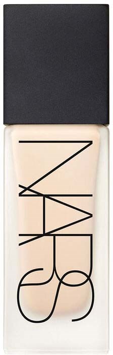 En flytende foundationflaske fra NARS med svart lokk og gjennomsiktig glass som viser merket.