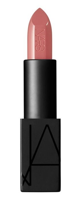 Ett NARS läppstift i mjukt rosa med ett svart fodral, stående upprätt.