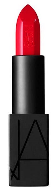 En röd läppstift i ett svart skal med NARS-logga på.