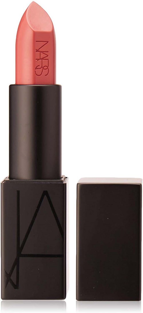 En persikfärgad läppstift i ett svart fodral med avskilt lock, visar märket NARS.