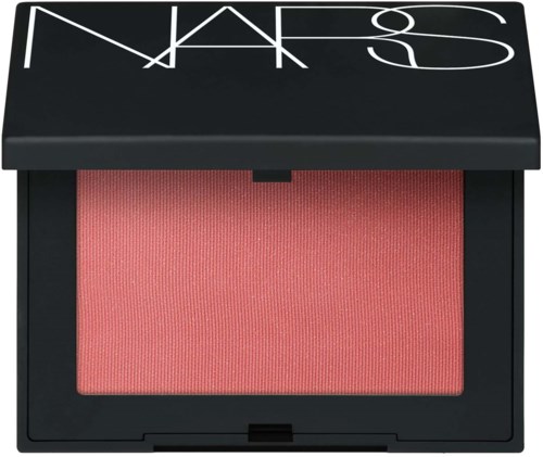En NARS makeup-rouge med svart fodral och rosa puder inuti.