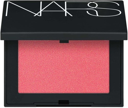 Ein NARS Rouge-Kompakt mit schwarzer Deckel und pinkem Rouge im Inneren.