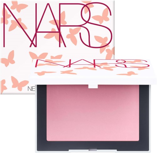 Det här är en NARS makeupprodukt med ett rosa blush och en fjärilsdesign på förpackningen.