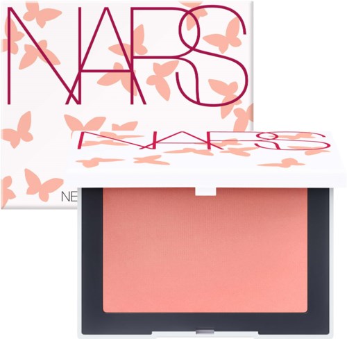 NARS-Logo mit Schmetterlingsdesign; Rouge-Deckel mit rosa Puder.