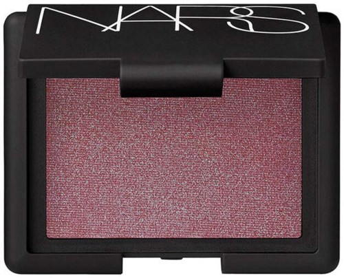 Ett litet rosa blush i ett svart skal med lock som kan skjutas åt sidan, märkt NARS.