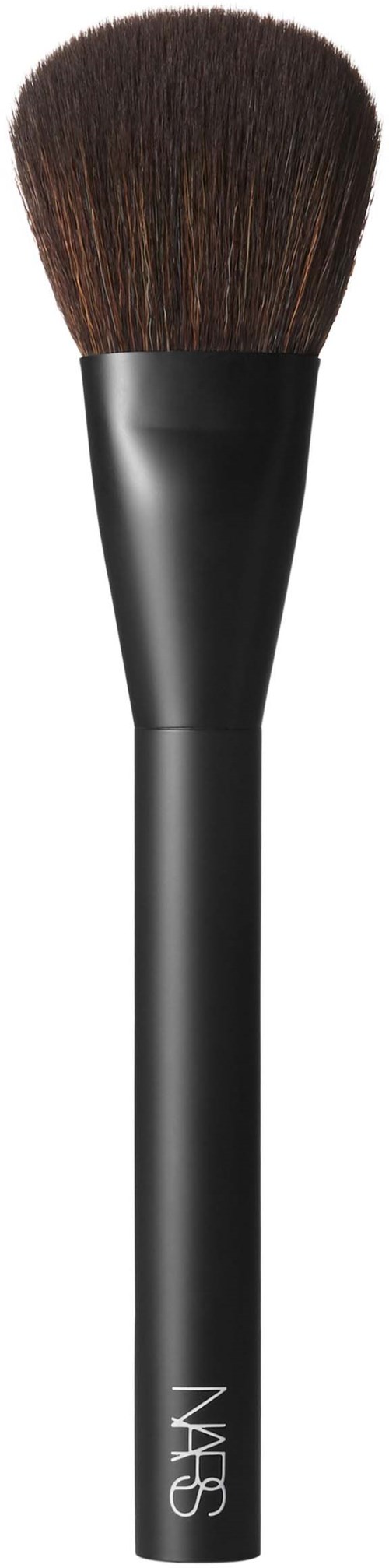 En svart makeupborste med fluffiga borst och ett enkelt handtag.