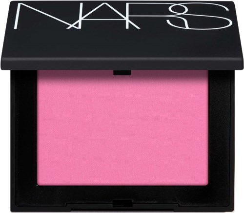 Een roze blush in een zwarte doos met een deksel met wit NARS-logo. De doos is open en toont roze poeder.