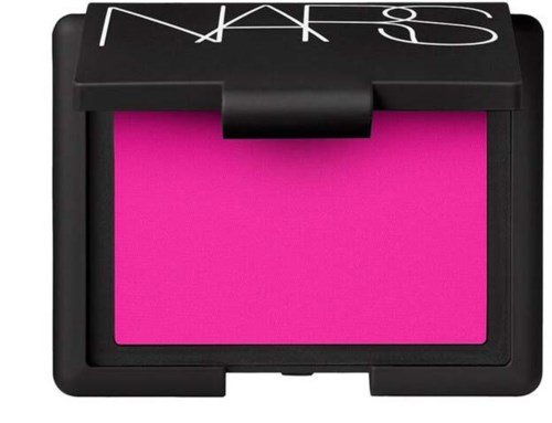 En rosa rouge-kompakt med svart lock med NARS-logotypen.