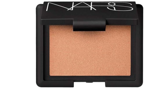 En NARS blush i en svart fyrkantig förpackning med lock som glider och varumärkets logo på toppen.