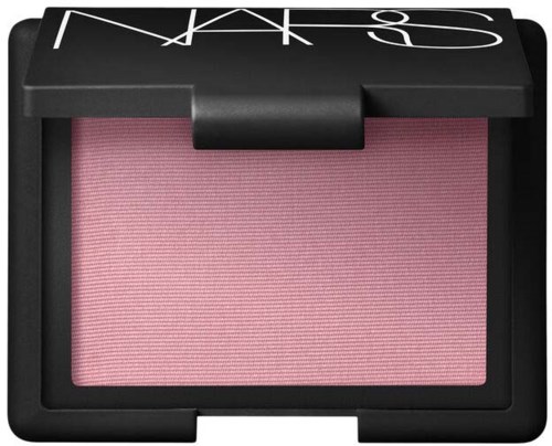 En sminke blush-kompakt i svart emballasje med rosa blush inni og NARS-logo på toppen.