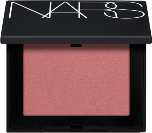 Een roze blushpoeder in een zwarte make-updoos met NARS-logo op de deksel.