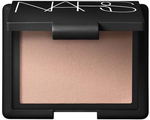 En NARS makeup-kompakt med beige puder inuti och ett svart lock med vitt varumärkesnamn.