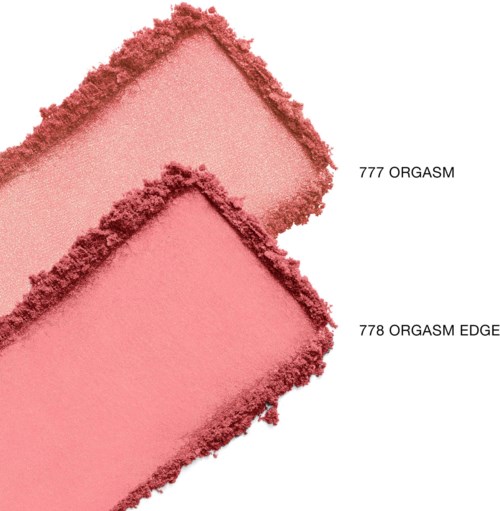 Twee roze make-up blushes met labels '777 ORGASM' en '778 ORGASM EDGE', met een brokkelige textuur op een witte achtergrond.