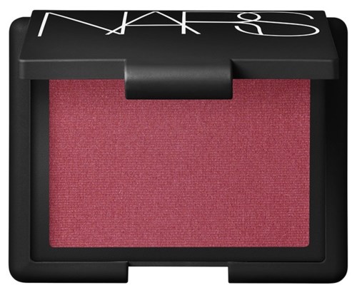 Ett NARS-blushkompakt med rosa puder inuti och ett svart lock med NARS-loggan.