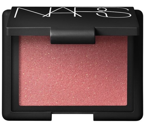 En NARS-märke makeup blush-kompakt med rosa blush inuti.