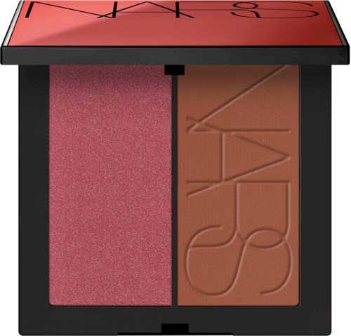 En sminkkompakt med rosa rouge till vänster och brun bronzer till höger, i ett svart fodral med ett rött lock.