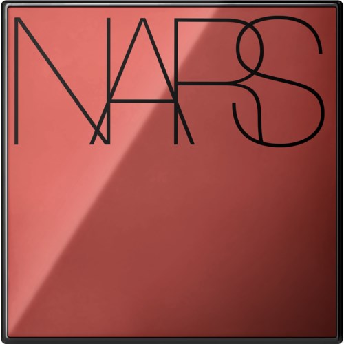 NARS-logga i svarta bokstäver på rosa bakgrund.