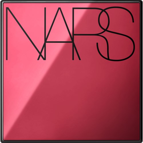 Ett rosa makeuprouge compact med svart NARS-logotyp på locket.