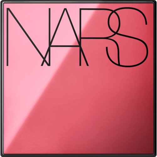 Logotyp med orden 'NARS' i tunn svart text på en rosa bakgrund.