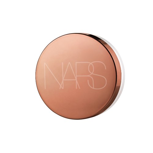 En runt, peachfärgad sminkplatta med NARS-logotyp på locket.
