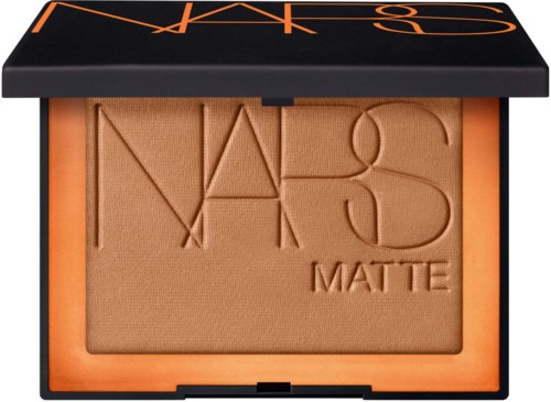 En NARS matrouge med beige puder och präglad varumärkesnamn.