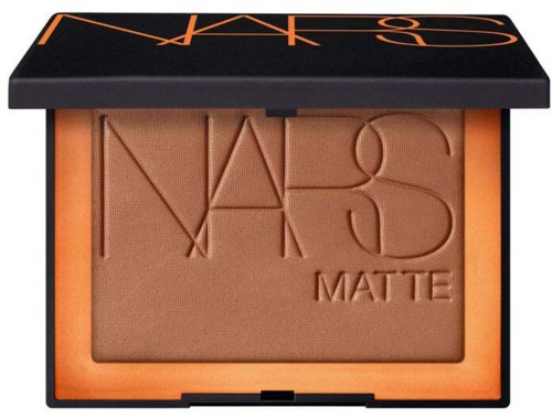 Ett litet sminkpalett med matt bronzer och varumärkesnamn inpräglat på ytan, i ett svart skal.