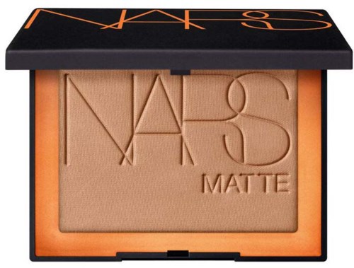 En NARS rougekompakt med 'NARS MATTE' inpräglat på rougen. Förpackningen är svart med orange detaljer och ett skjutlock.