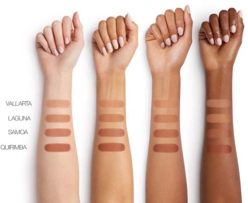 Fyra armar med olika hudtoner visar swatches av fyra läppstiftsnyanser märkta Vallarta, Laguna, Samoa, Quirimba.
