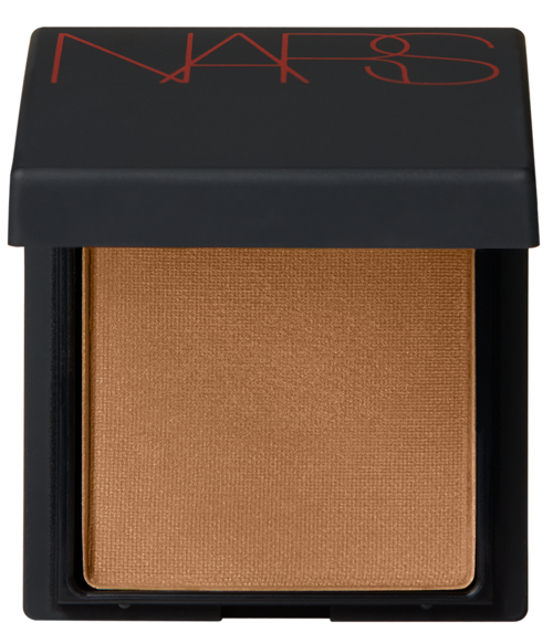 En liten NARS-makeupprodukt med brunt puder inuti och ett svart lock med röd text.