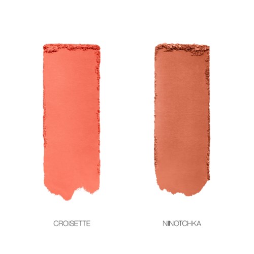 Två rektangulära rougeprover märkta 'Croisette' och 'Ninotchka', visar olika rosa och bruna nyanser. Enkel bakgrund.