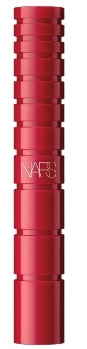 Een gestapelde rode container met het NARS-logo, waarschijnlijk een lippenstift of schoonheidsproduct.