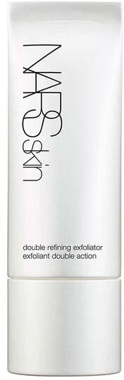 En vit tub med exfolierande produkt med svart text, visar produktnamnet och beskrivningen.