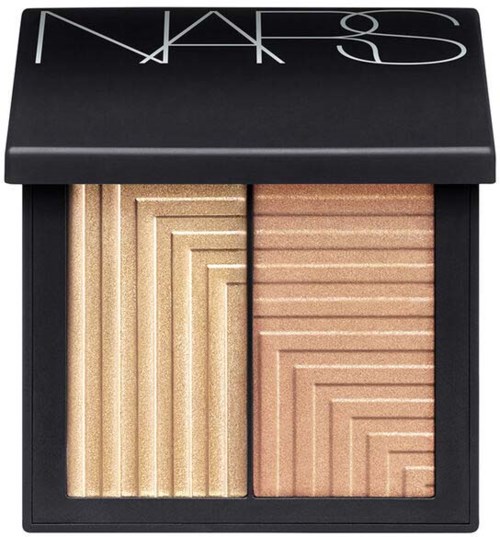 En NARS makeup-palett med två nyanser, en skimrande guld och en matt persika i en svart låda.