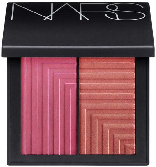 En sminkplatta med rosaskugga och persikofärgad blush, delad i två sektioner med texturerade kanter.